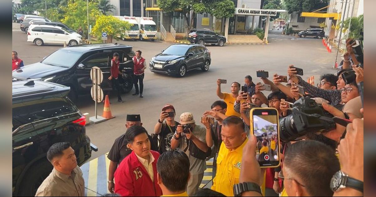 Tiba di DPP Golkar, Kaesang Hormat ke Sekjen Golkar Lodewijk Freidrich