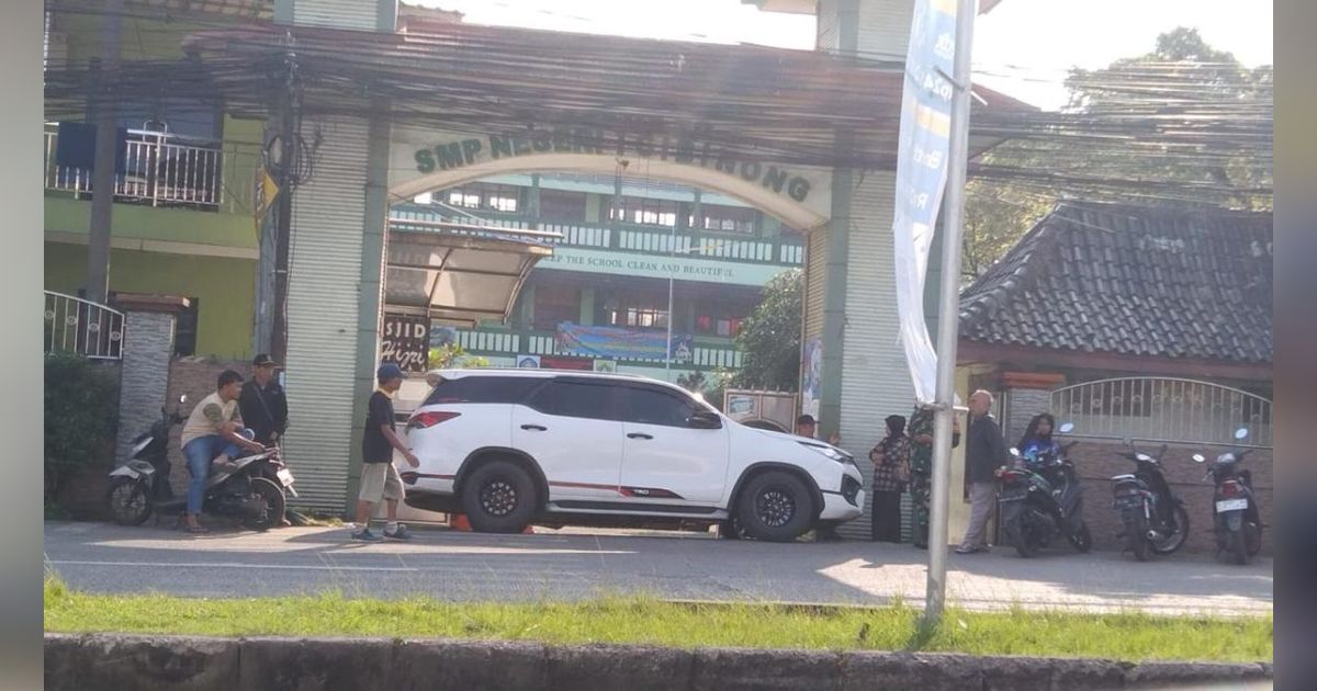 Anaknya Gagal Masuk SMP, Anggota Ormas di Bogor Diduga Blokade Gerbang Sekolah Pakai Fortuner