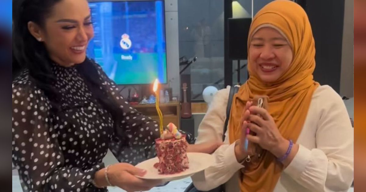 Momen Manis Krisdayanti Beri Kejutan Ultah ke Pengasuh Anak
