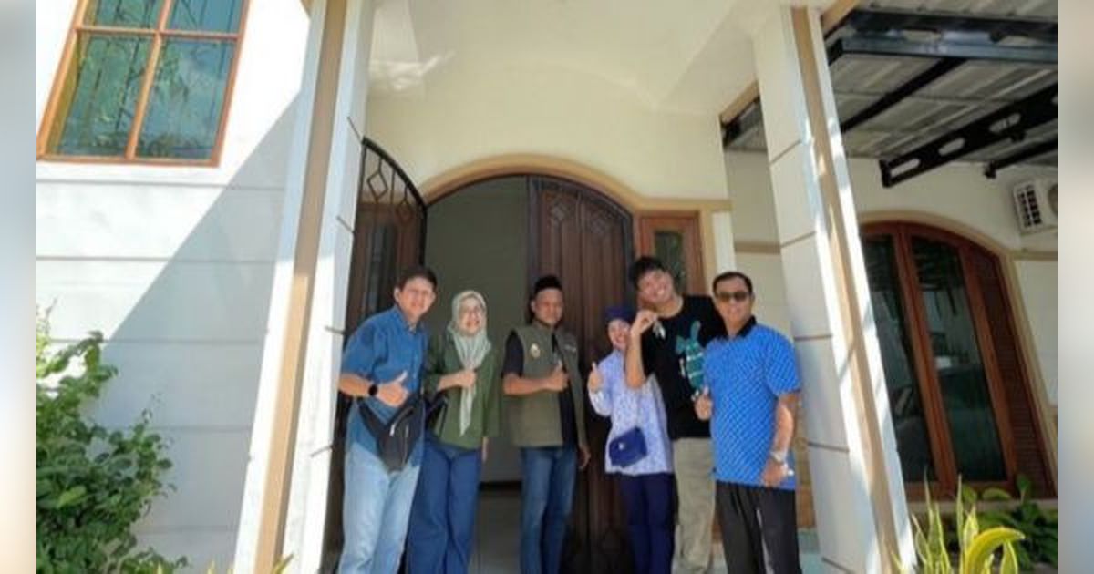 Bukti Sekeluarga Sukses Semua, 7 Foto Frans Faisal Kakak Fuji Beli Rumah Baru