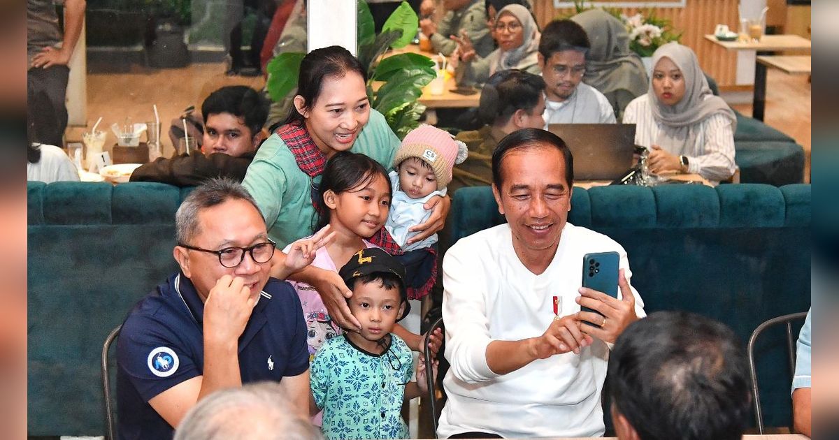Jokowi Nikmati Malam Santai di Kafe dan Sapa Warga Lampung Tengah