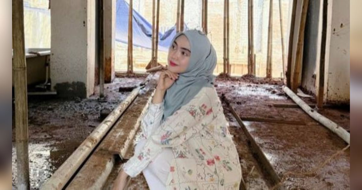 Sepatunya Bikin Salfok, 8 Foto Ria Ricis Kunjungi Proyek Pembangunan Rumah Barunya