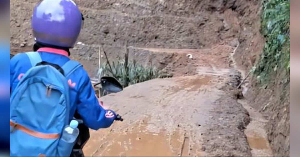 Demi Jalankan Tugas, Cewek Ini Lewat Jalur Ekstrem Samping Jurang yang Bikin Lutut Gemeteran