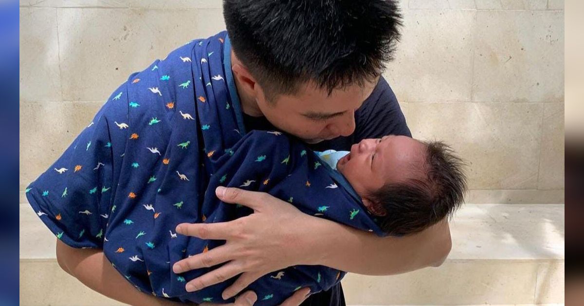 Rumah Tangga dengan Paula Verhoeven Dikabarkan Retak, Baim Wong Disorot Tiba-tiba Pamer Foto Gendong Bayi