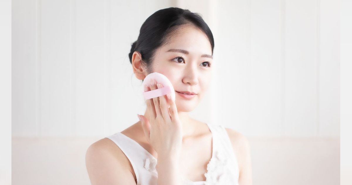 Bedak jadi Cakey Setelah Diambil dengan Alat Makeup Basah? Selotip Solusinya