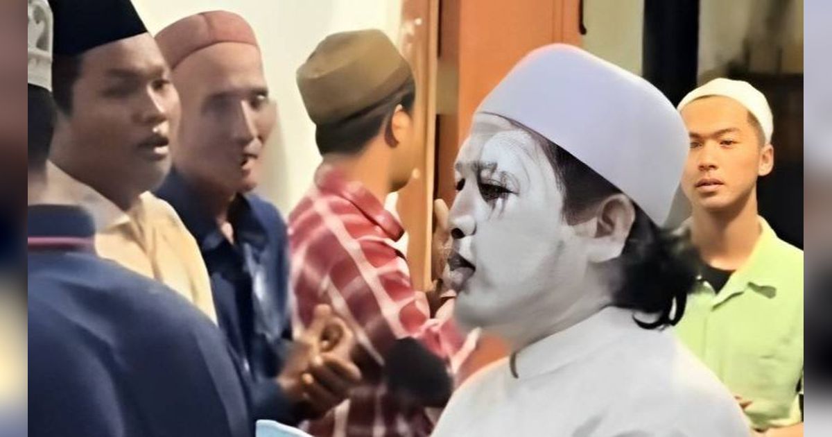 Selametan Bayi, Wajah Ayah Malah Jadi 'Korban' Jadi Penuh Bedak