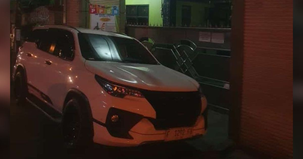Anak Tak Lolos PPDB, Orangtua Parkir Fortuner Depan Gerbang Sekolah SMP di Bogor