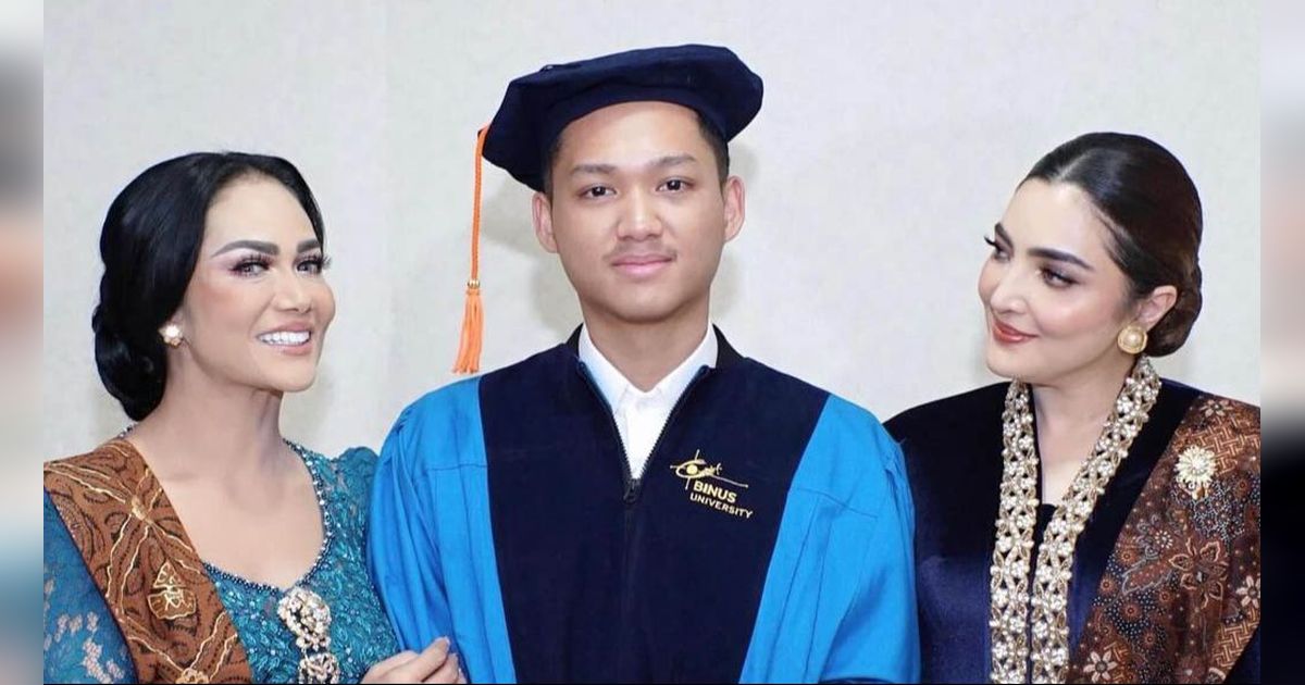 10 Potret Momen Wisuda Azriel dari SD hingga Kuliah, Didampingi Kris Dayanti-Ashanty