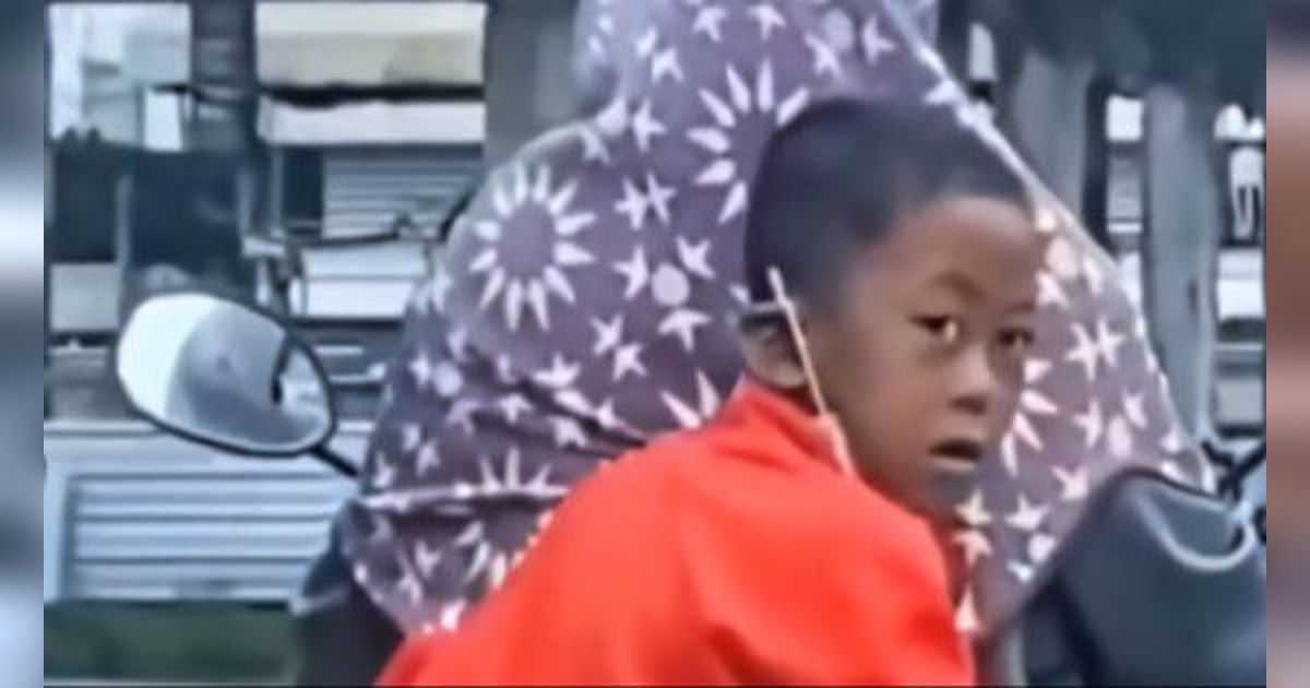 Ingat Bocah Viral yang Acungkan Jari Tengah saat Dibonceng Emaknya? Kini Sudah Besar dan Tabiatnya Tambah Mengejutkan