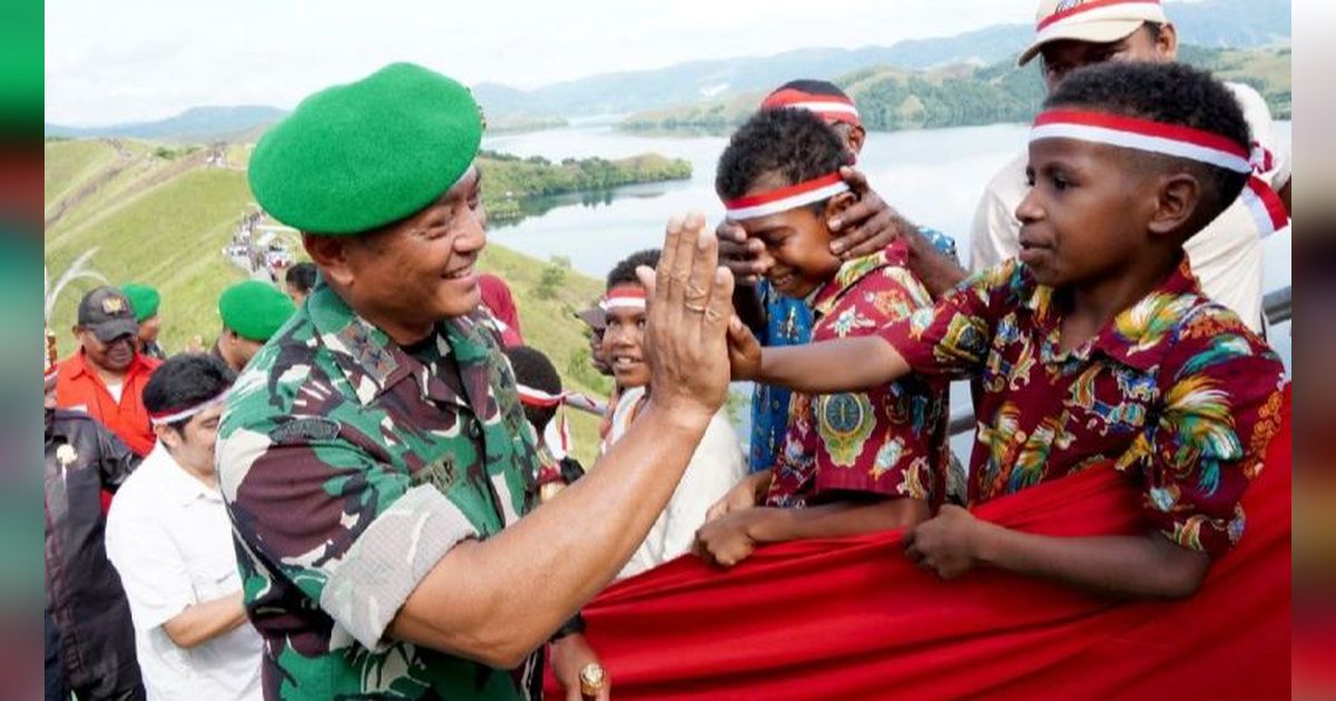 Bendera Merah Putih Sepanjang 1.000 Meter Dibentangkan di Bukit Tungkuwiri Papua