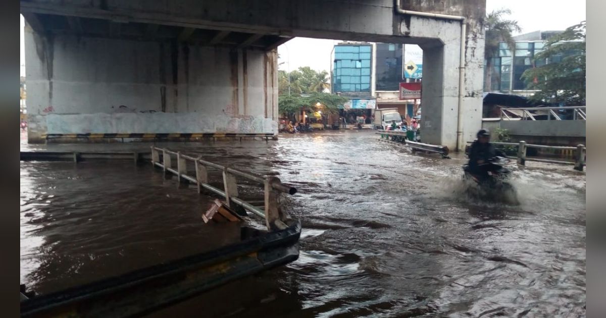 8 Tips Aman Mengendarai Motor di Jalan Banjir, Harus Hati-hati Biar Tak Mogok