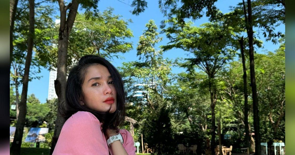 Bikin Pangling, 8 Potret Terbaru Ussy Sulistiawaty Bak Remaja ABG, Penampilannya Ramai Dipuji