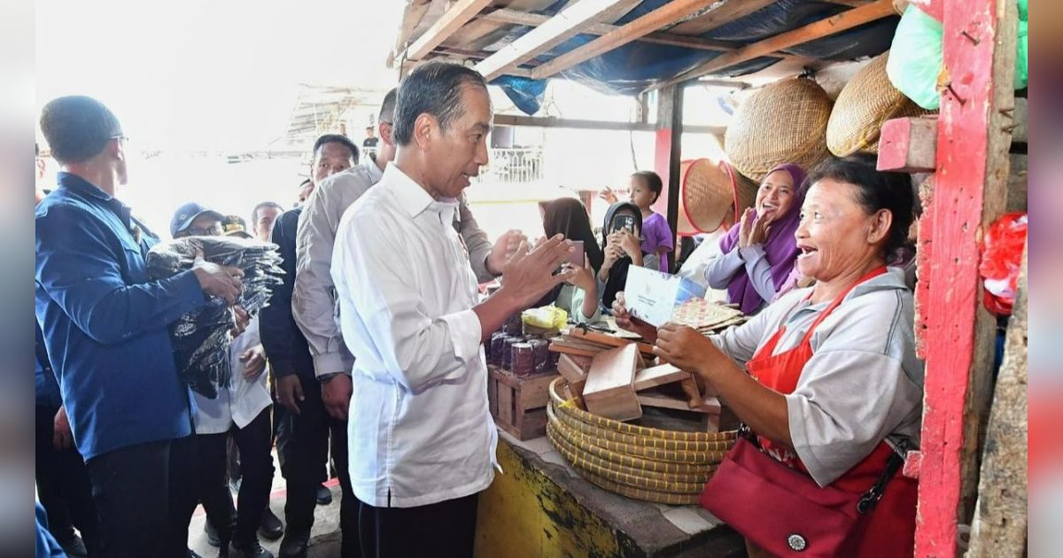 Jokowi Blusukan ke Pasar Kota Agung, Cek Harga dan Berikan Bantuan Modal Kerja