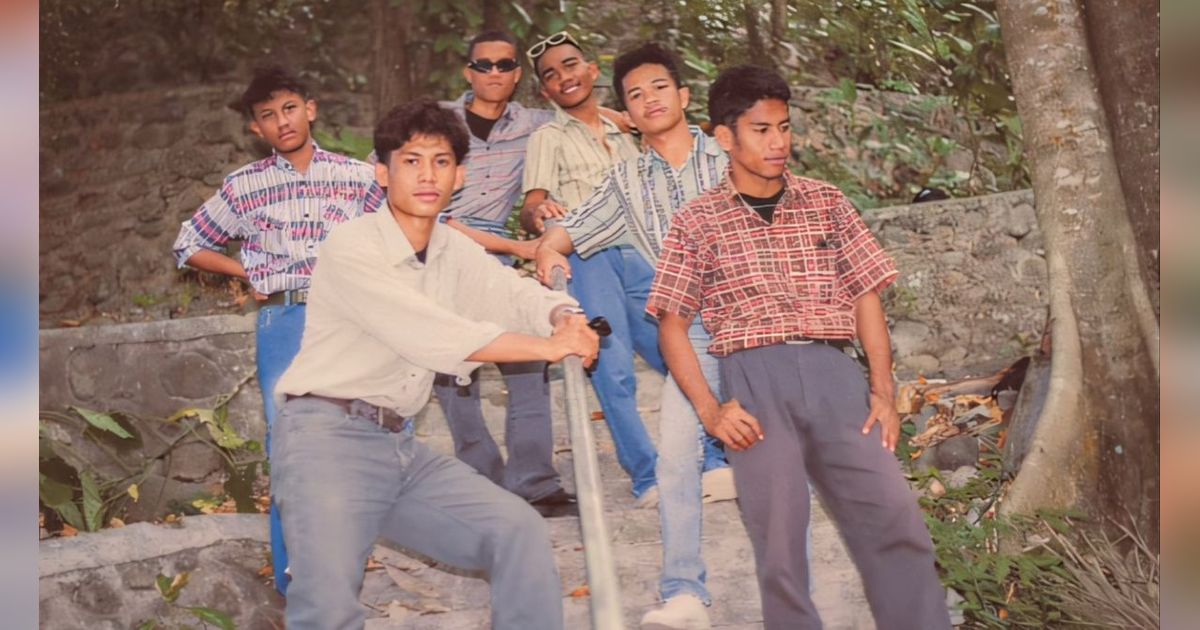 Sekelompok Pria Pakai Outfit Tahun 90-an Buat Foto Buku Tahunan, Hasilnya Bikin Takjub, Netizen: 'Vibesnya Orde Lama'