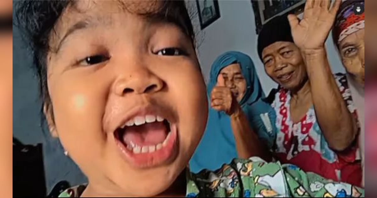Gemasnya Gadis Kecil Ini Kenalkan Bestie Beda Generasi: Tuwir-Tuwir Tetap Ceriwir