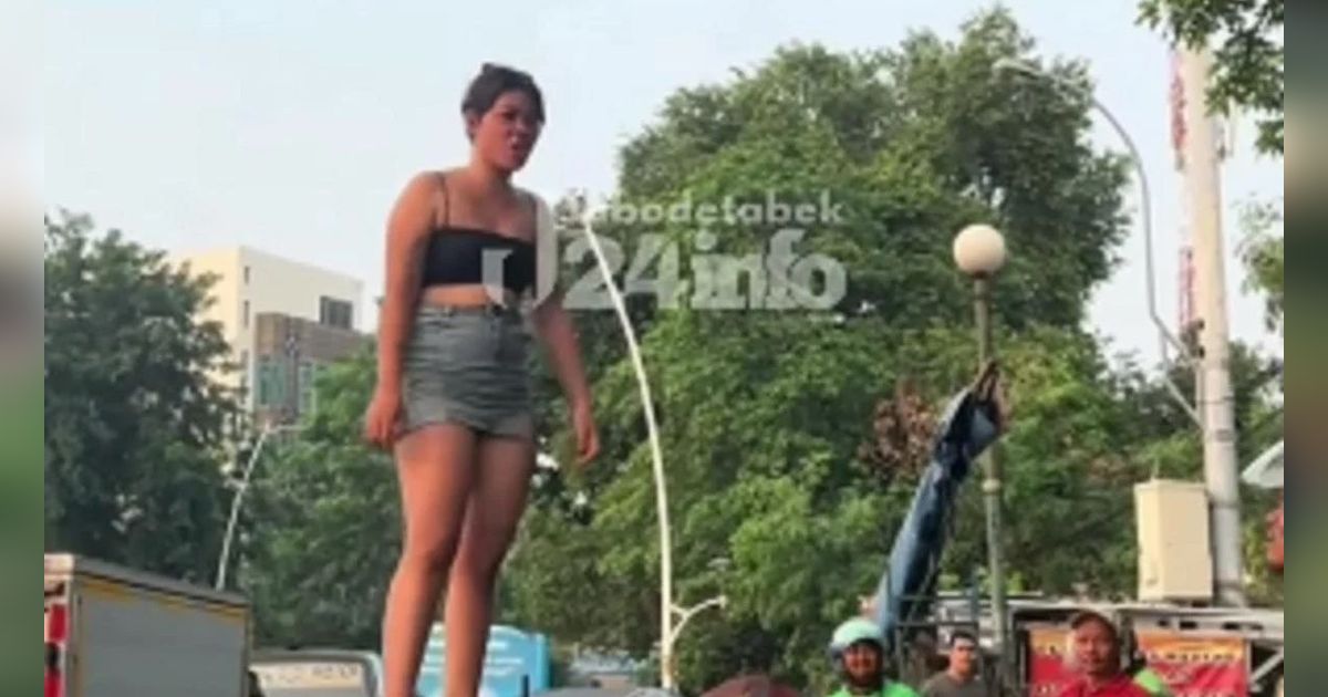 Viral Wanita Berpakaian Seksi Ngoceh di Atas Mobil Hingga Bikin Macet Jalan