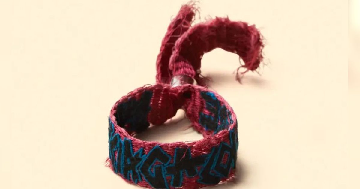 Balenciaga Jual 'Festival Wristband' Buluk dan Usang seharga Rp61 Juta