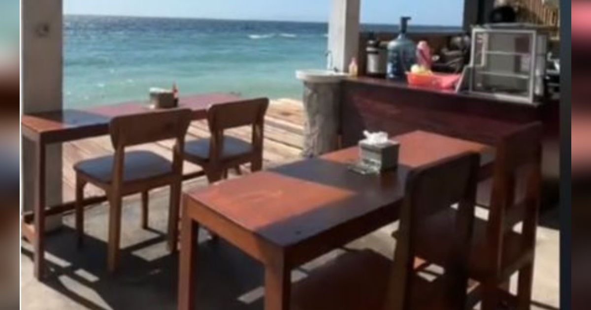 Pria Ini Temukan Warung Lalapan Pinggir Laut, Harga Murah Meski Pemandangannya Mewah