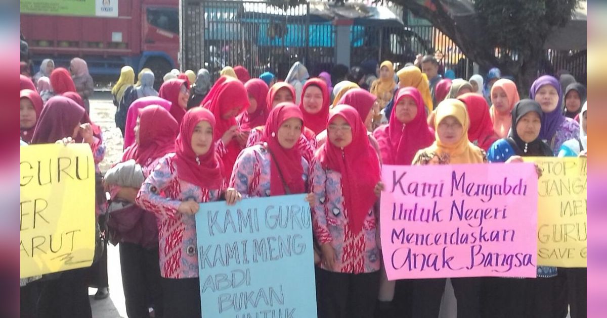 Viral Guru Honorer Diberhentikan di Hari Pertama Masuk Sekolah, Ini Kata DPR