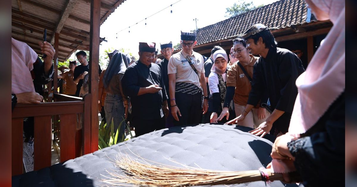 Kunjungi Desa Wisata Adat Kemiren Banyuwangi, Menteri Sandiaga: Pengalaman World Class Tourism