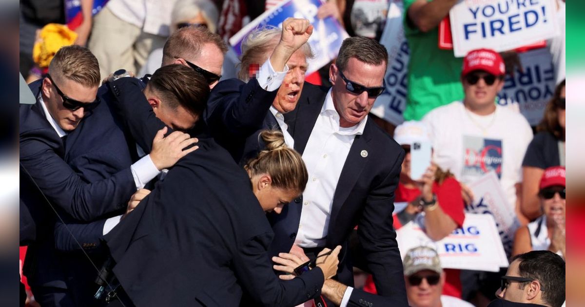 FOTO: Berdarah Akibat Ditembak, Donald Trump Tetap Berdiri Sampaikan Pidato Politik di Kampanye Pilpres AS