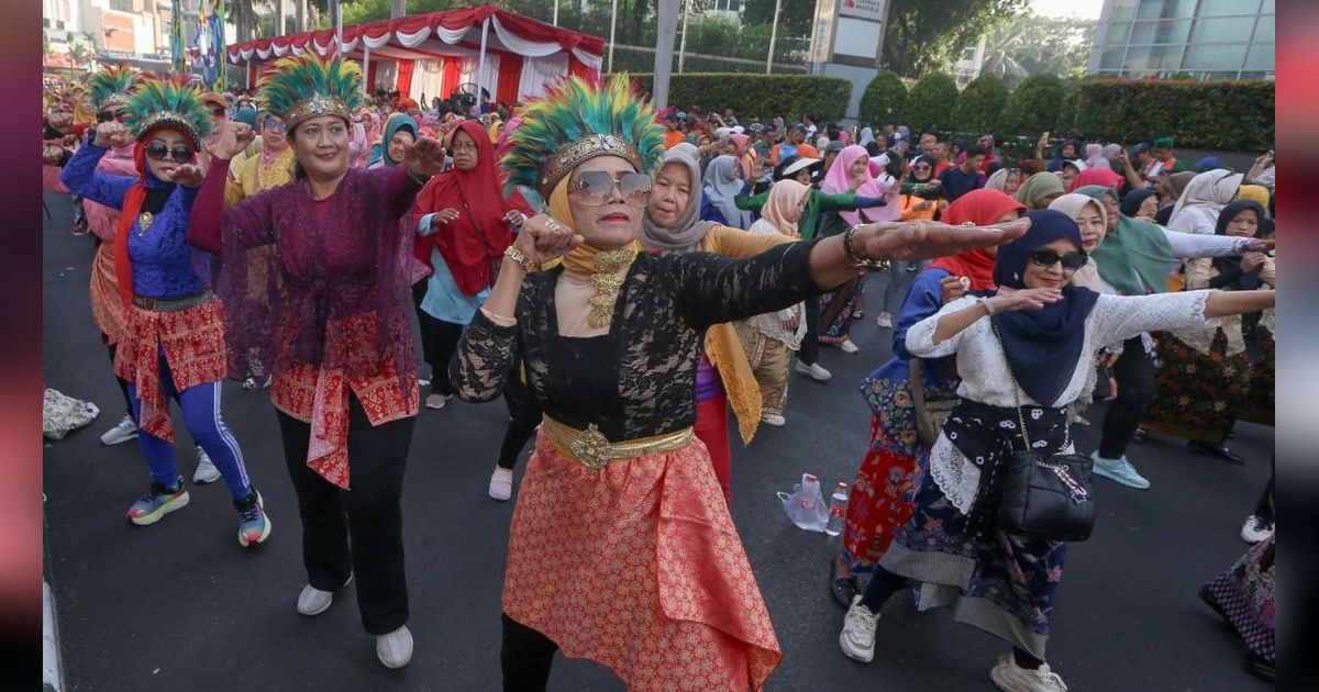 FOTO: Keseruan Menari Poco-Poco Berbalut Kebaya di CFD Jakarta