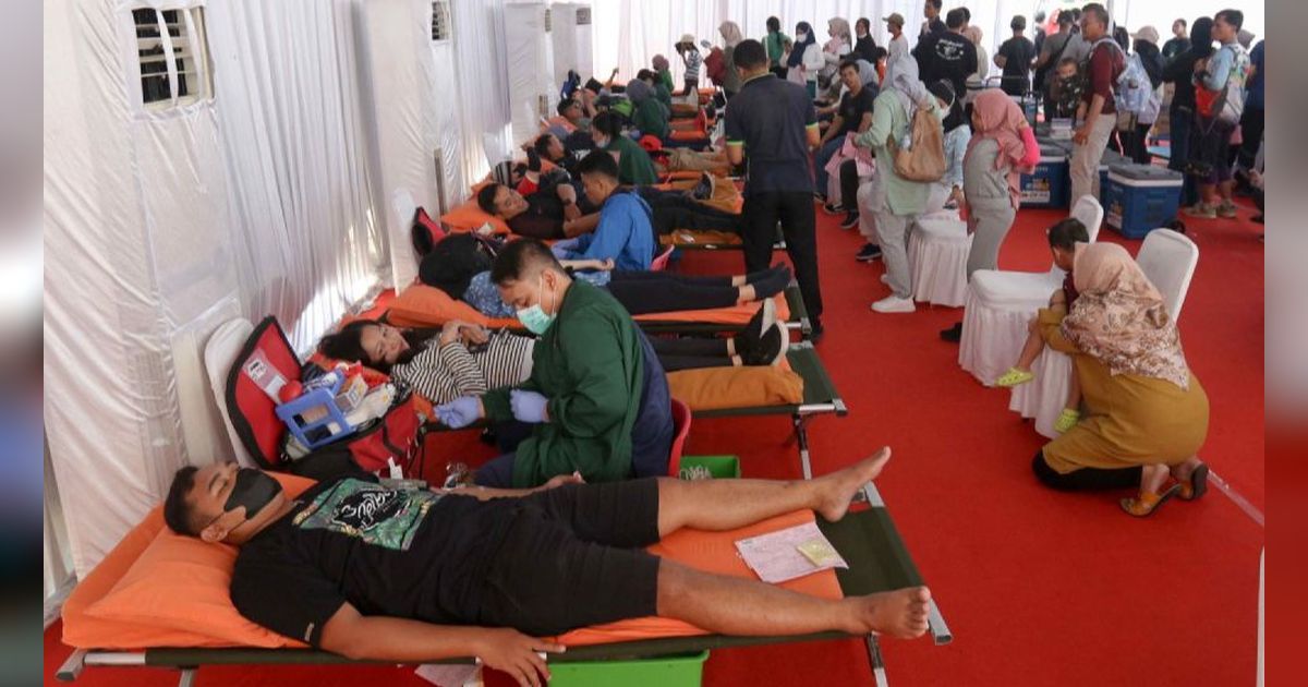 FOTO: Hari Donor Darah Sedunia, Ratusan Warga Donorkan Darah Secara Massal di Jakarta