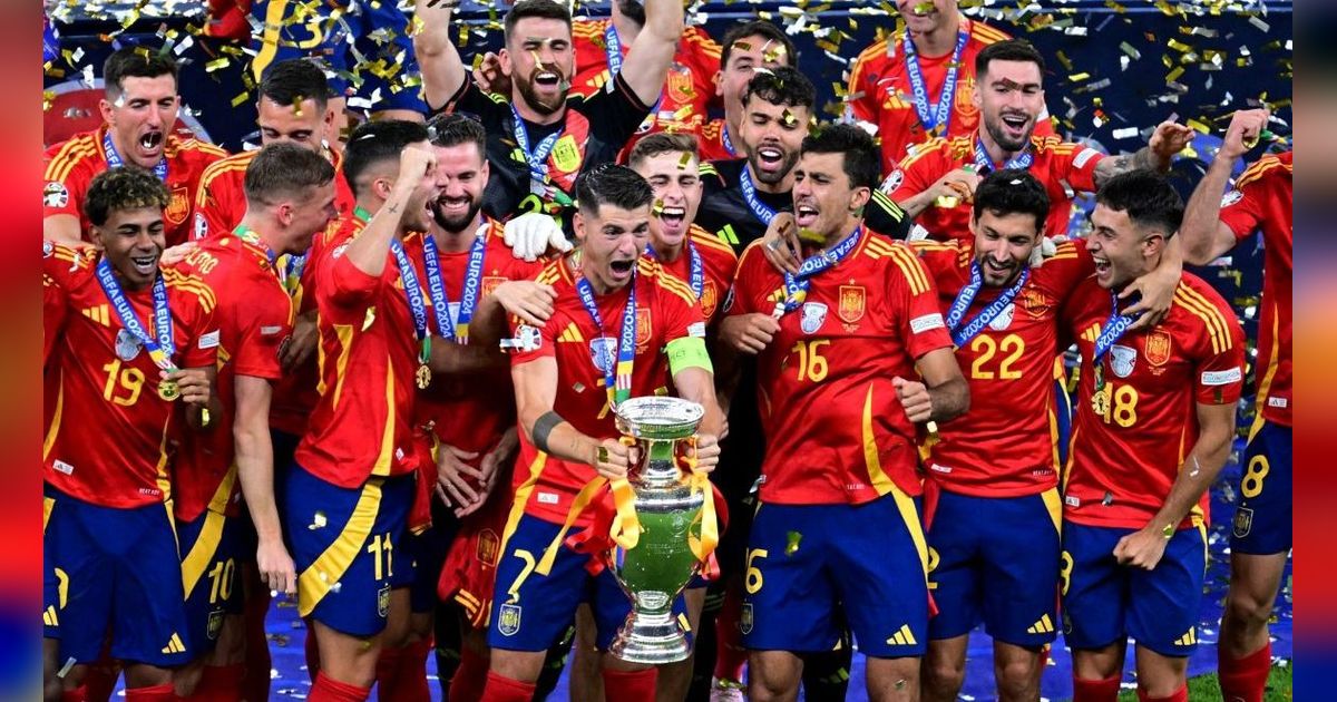 FOTO: Pesta Spanyol Rayakan Juara Euro 2024, Euforia Tim Asuhan Luis de la Fuente Meluap-Luap Angkat Trofi