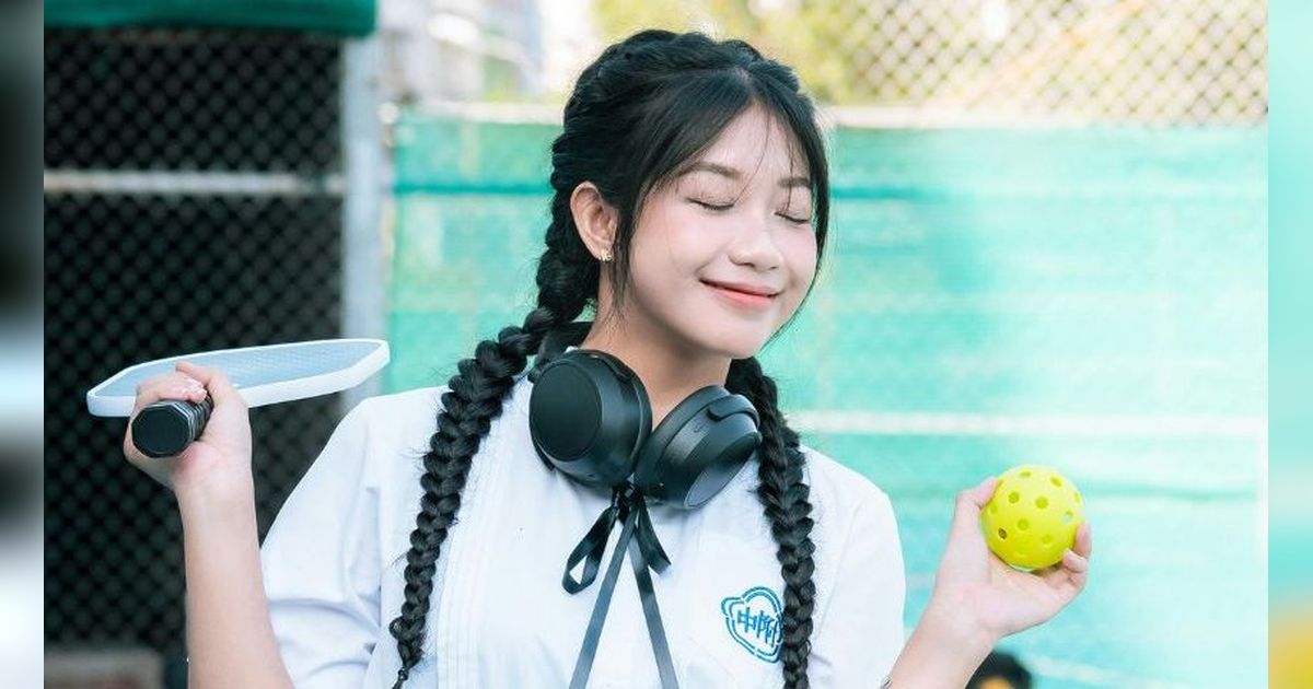 Tampil Cute dan Classy dengan Braided Headband ala 90an yang Simple