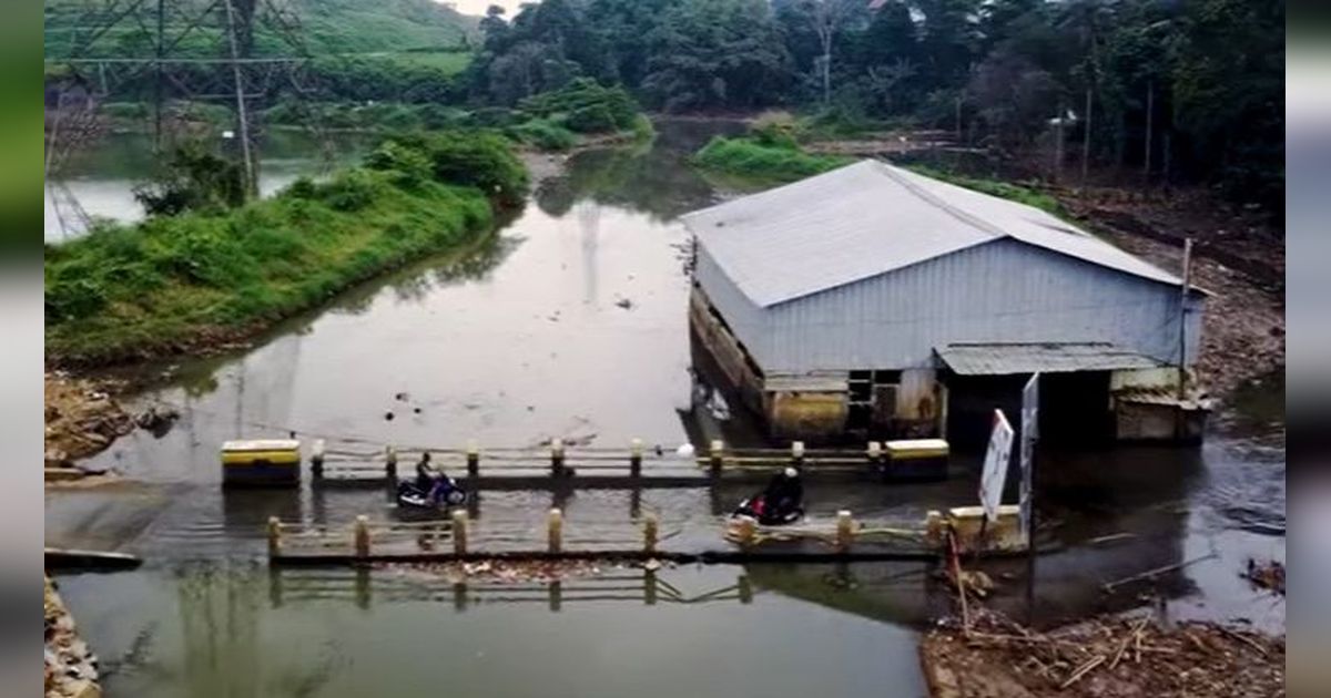 CEK LOKASI: Nasib Rumah-Rumah Kosong 'Kampung Mati' Depok Terisolir Banjir