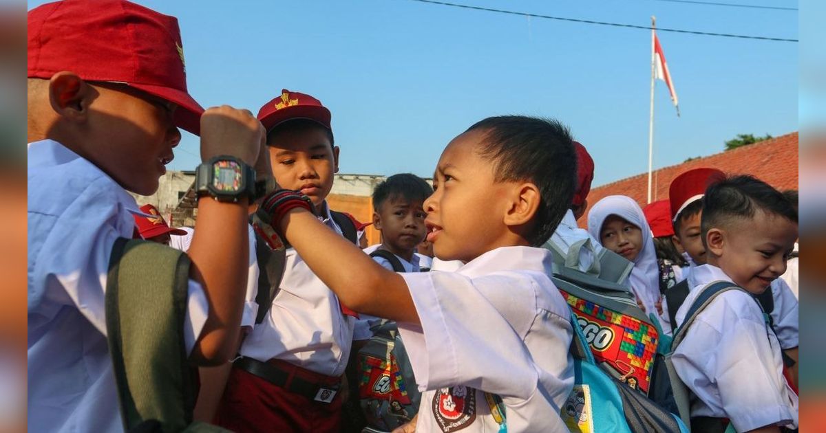 FOTO: Antusiasme Murid Kelas 1 SD Jawa Barat di Hari Pertama Masuk Sekolah