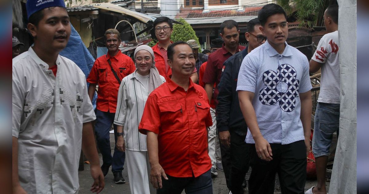 VIDEO: Gaya Kaesang Anak Jokowi Pakai Tas Gambar Snack Bareng Istri Keliling PRJ