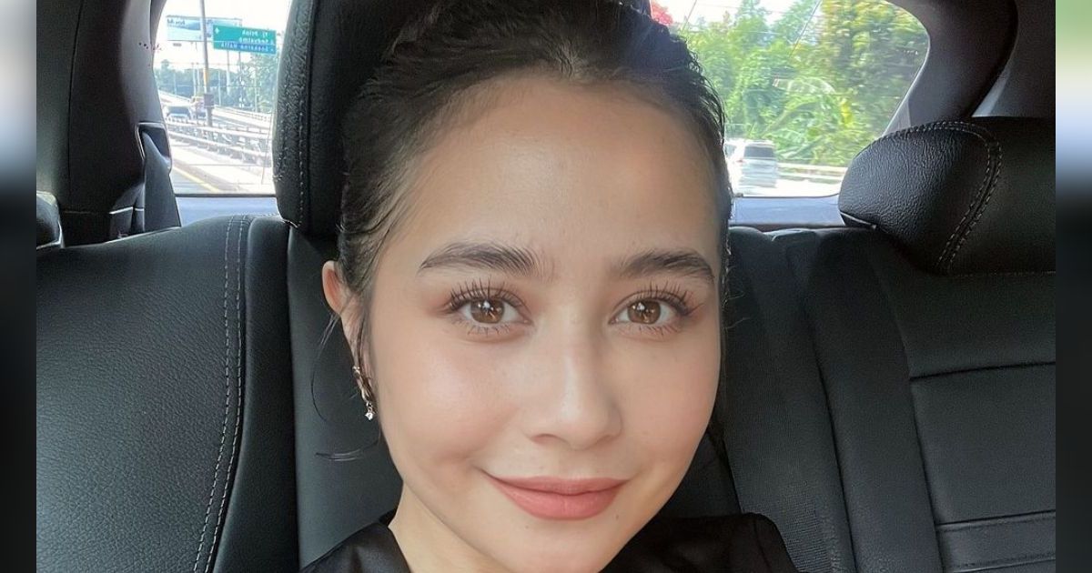 Pose di Dalam Mobil dengan Gaya Rambut Baru, Penampilan Prilly Latuconsina Bak Anak SMA