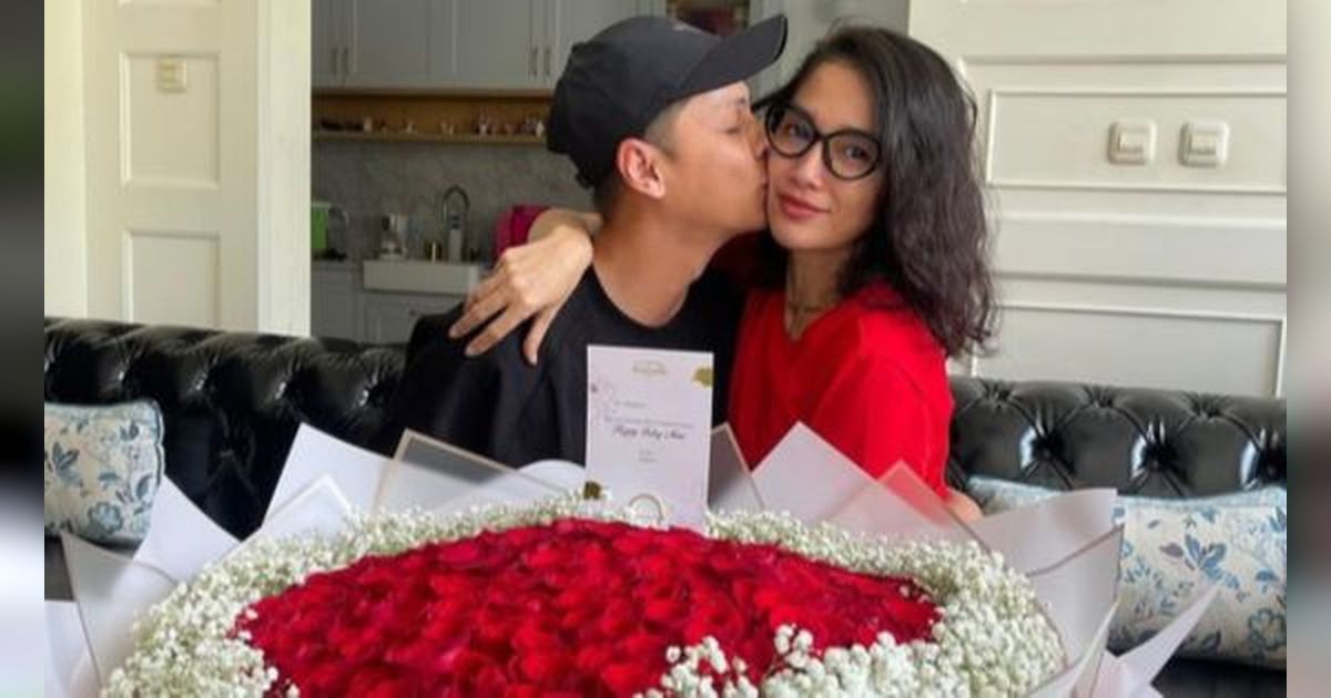 Anak Gadisnya Beri Kado Spesial, 8 Foto Kejutan Ulang Tahun Ussy Sulistiawaty