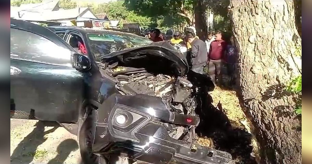 Mengantuk, ABG 15 Tahun Kendarai Fortuner Kecelakaan di Situbondo