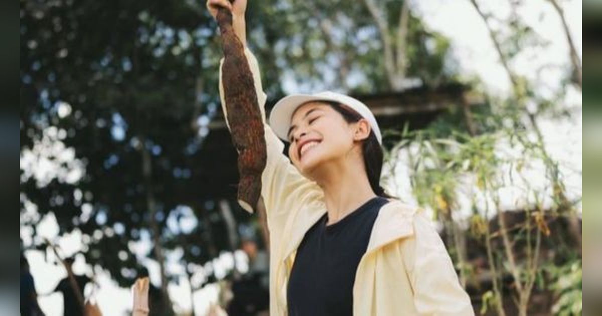 Meramban Daun di Hutan Kalimantan, 8 Foto Maudy Ayunda Panen Singkong