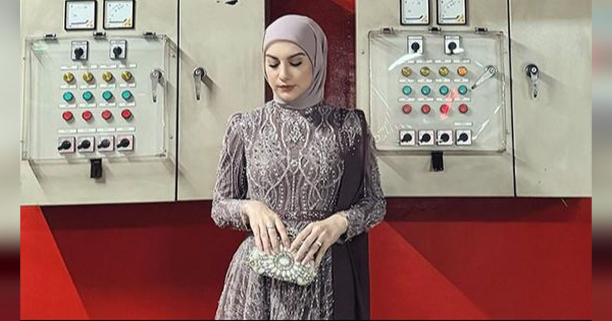 Potret Gaya Kondangan Irish Bella, Tubuhnya Singset Maksimal