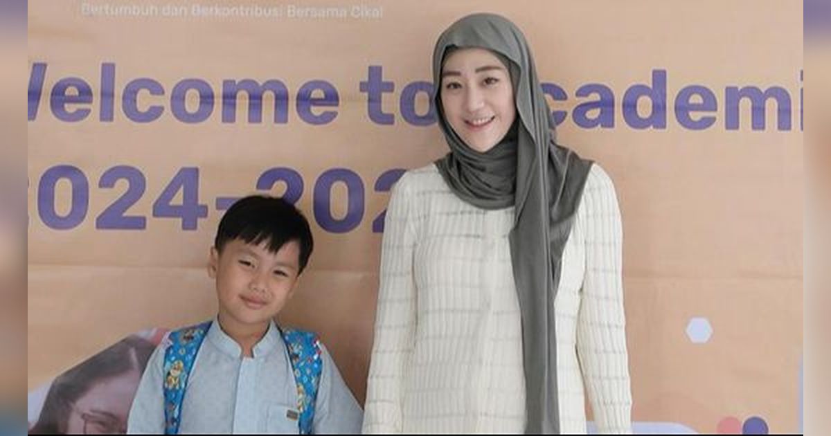 Sambil Bawa Bayi, Potret Larissa Chou Antar Yusuf Masuk SD Pertama Kali