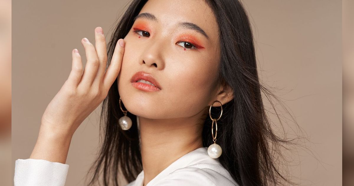 Rias Mata Tanpa Eyeshadow dengan 2 Produk yang Sering Ada di Pouch Makeup