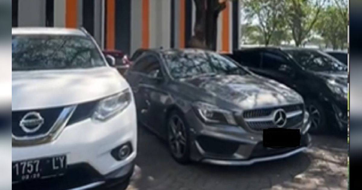 Begini Isi Parkiran Kampus 'Crazy Rich' Surabaya, Mobil Miliaran Terpajang