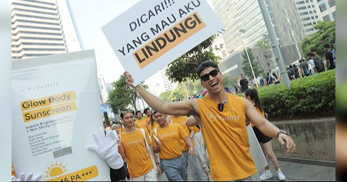 Potret Fadly Faisal Bagi-Bagi Sunscreen, Ingatkan Pentingnya Menjaga Proteksi Kulit