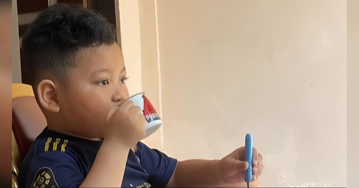 Lucu Banget, Viral Bocah Vibes Bapak-bapak Nyanyi Lagu Galau di Teras Sambil Minum Susu