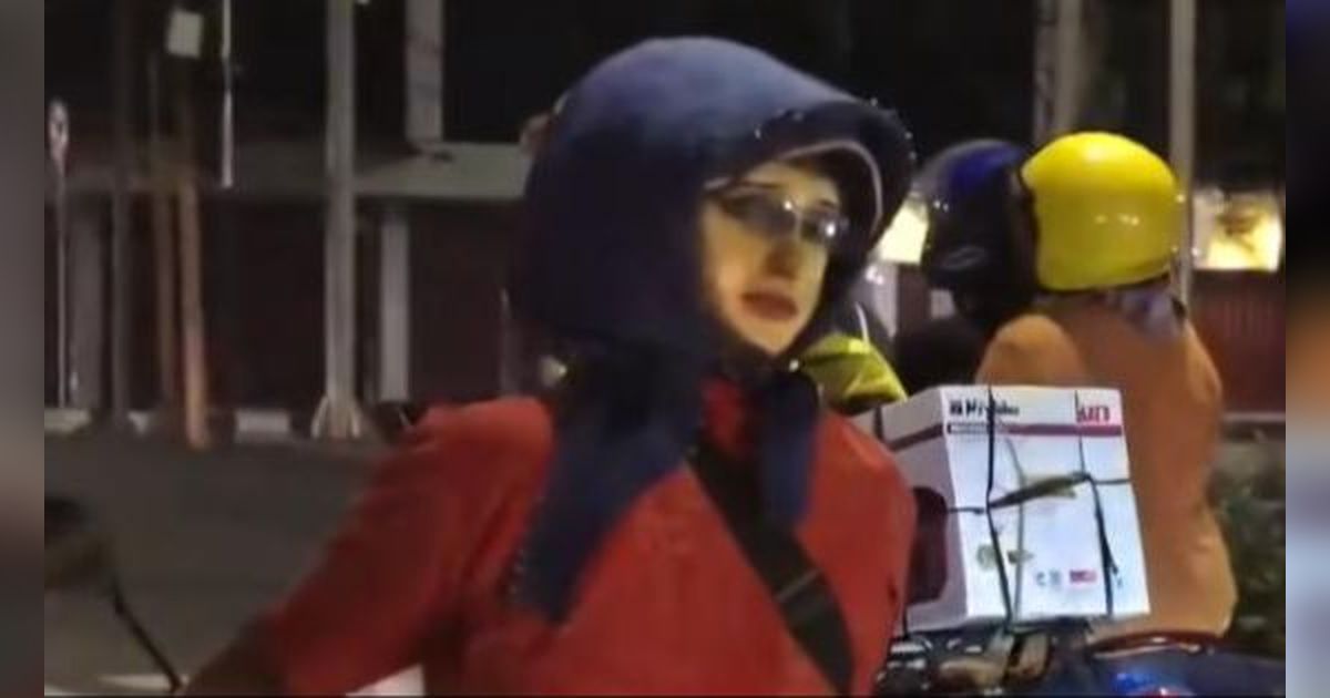 Desain Grafis Helm Paling Unik dan Nyeleneh, Anggun di Siang Hari tapi Seram di Waktu Malam