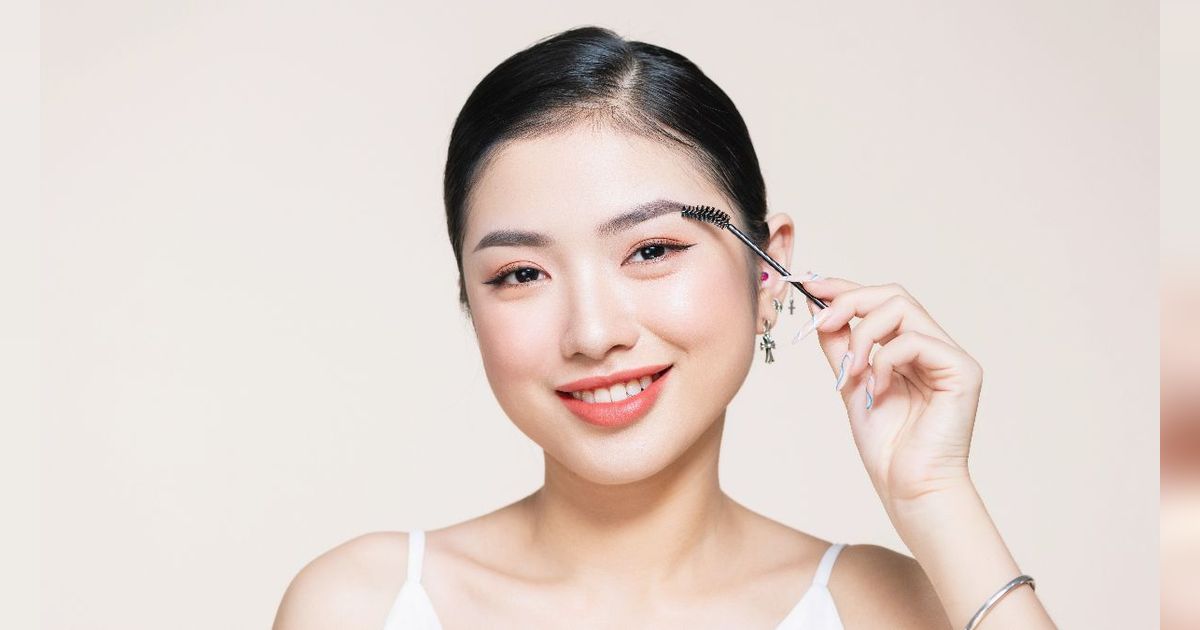 Alis Terlihat Lebih Rapi Secara Natural dengan Clear Brow Mascara