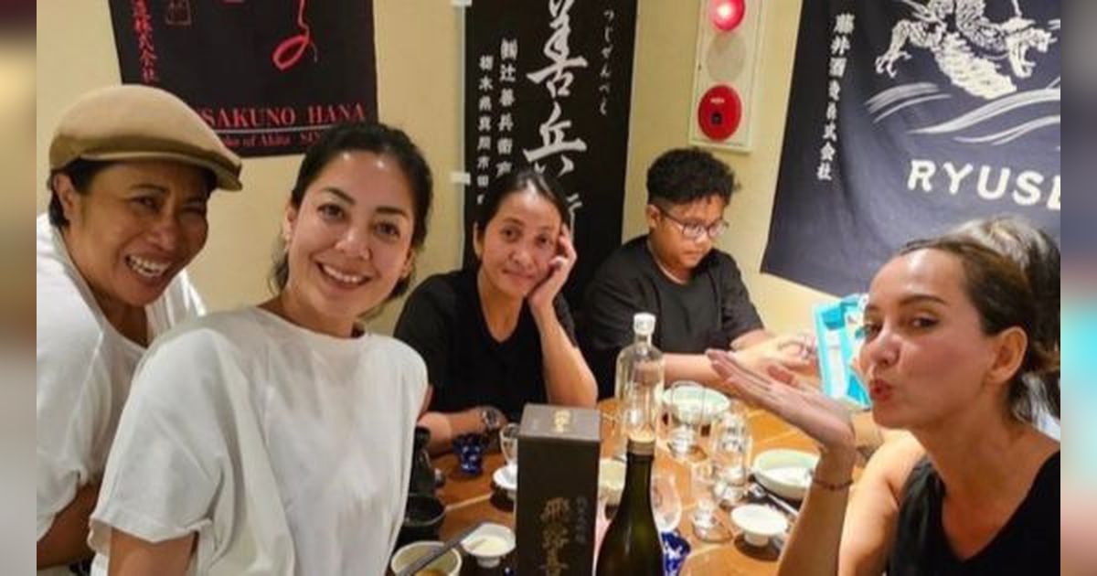 Liburan ke Jepang, 8 Foto Lulu Tobing Gembira Bersama Teman-Teman dan Cantik Kebangetan