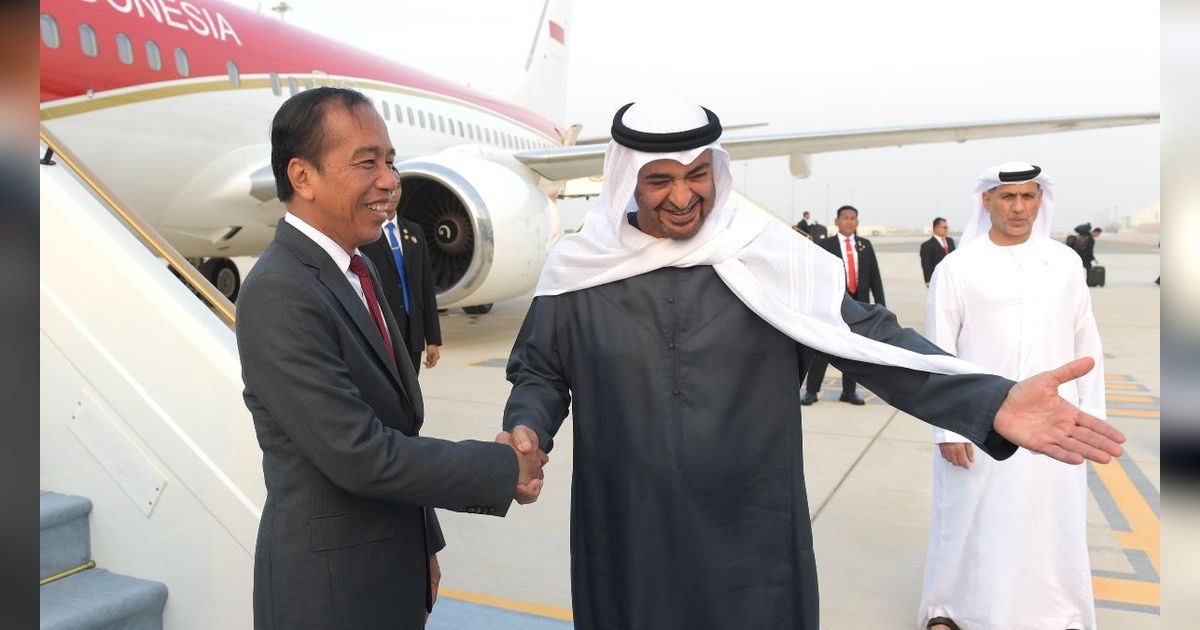 Tiba di Abu Dhabi, Jokowi Disambut Presiden MBZ di Bandara Zayed