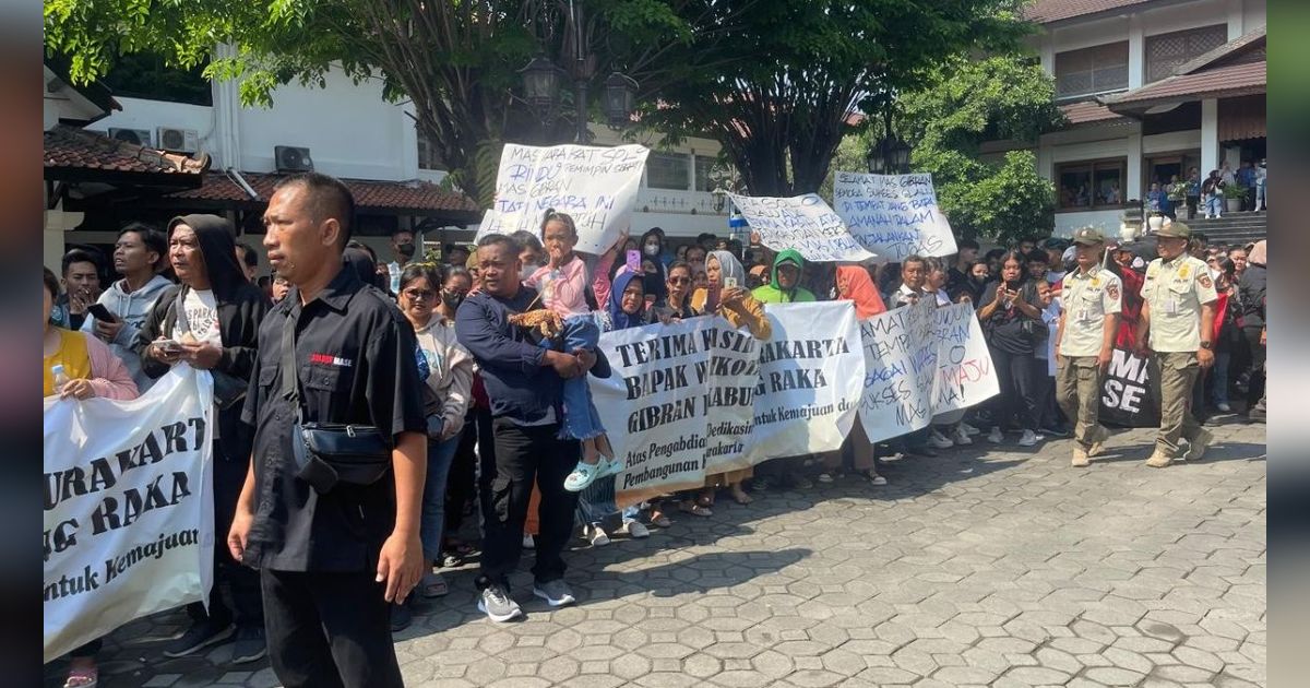 Gibran Hadiri Sidang Paripurna Pengunduran Diri, Warga hingga ASN Penuhi Halaman Gedung DPRD