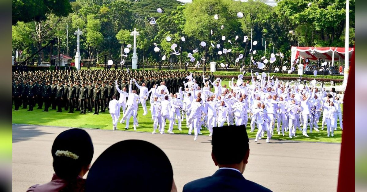 VIDEO: Yel-Yel Penuh Semangat Perwira Polri Hingga Sujud di Istana Kejutkan Jokowi & Iriana