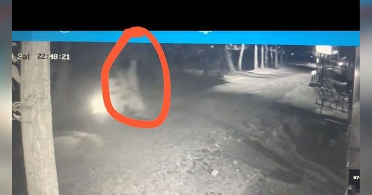 Heboh Sosok Pocong Ikut Boncengan Motor Terekam CCTV Polsek Lendah Kulon Progo