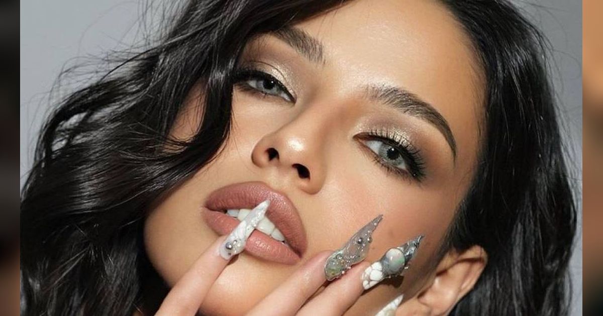 Makeup Silver Susan Sameh Bikin Pangling, Sampai Disebut Seperti Oplas